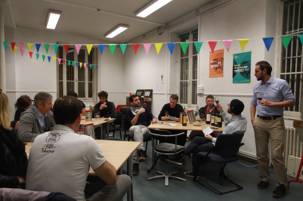 groupe de dégustation de vin à la Zone à Partager de Bègles