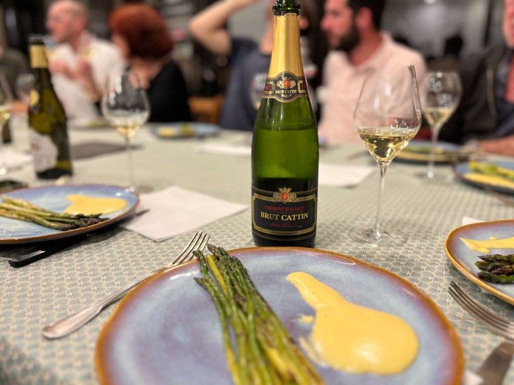 Bouteille de champagne et verres de vin blanc sur une table dressée