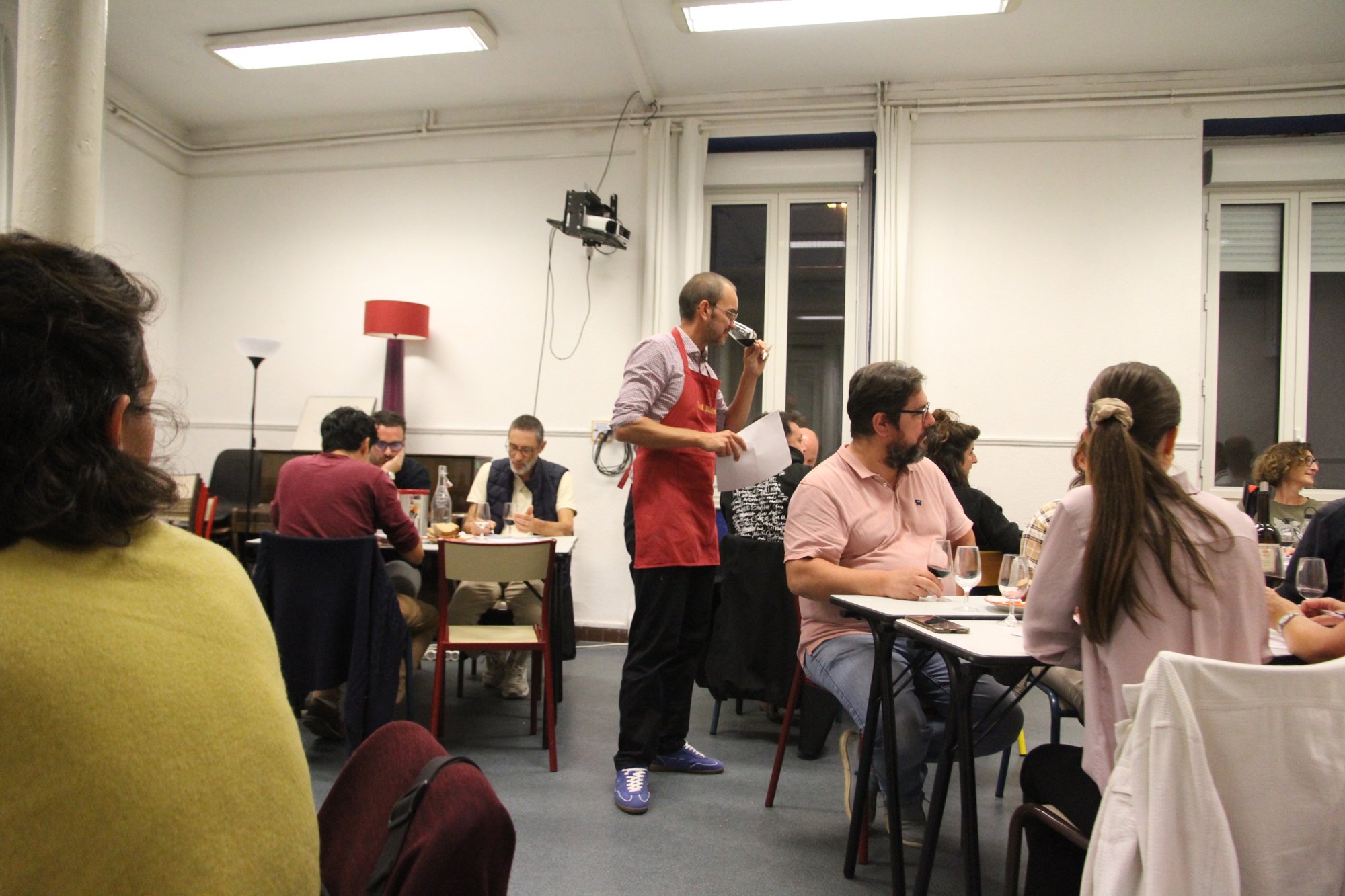 Jeremy Debreu commente un vin devant les abonnés du club Red Red Wine à la Zone à Partager