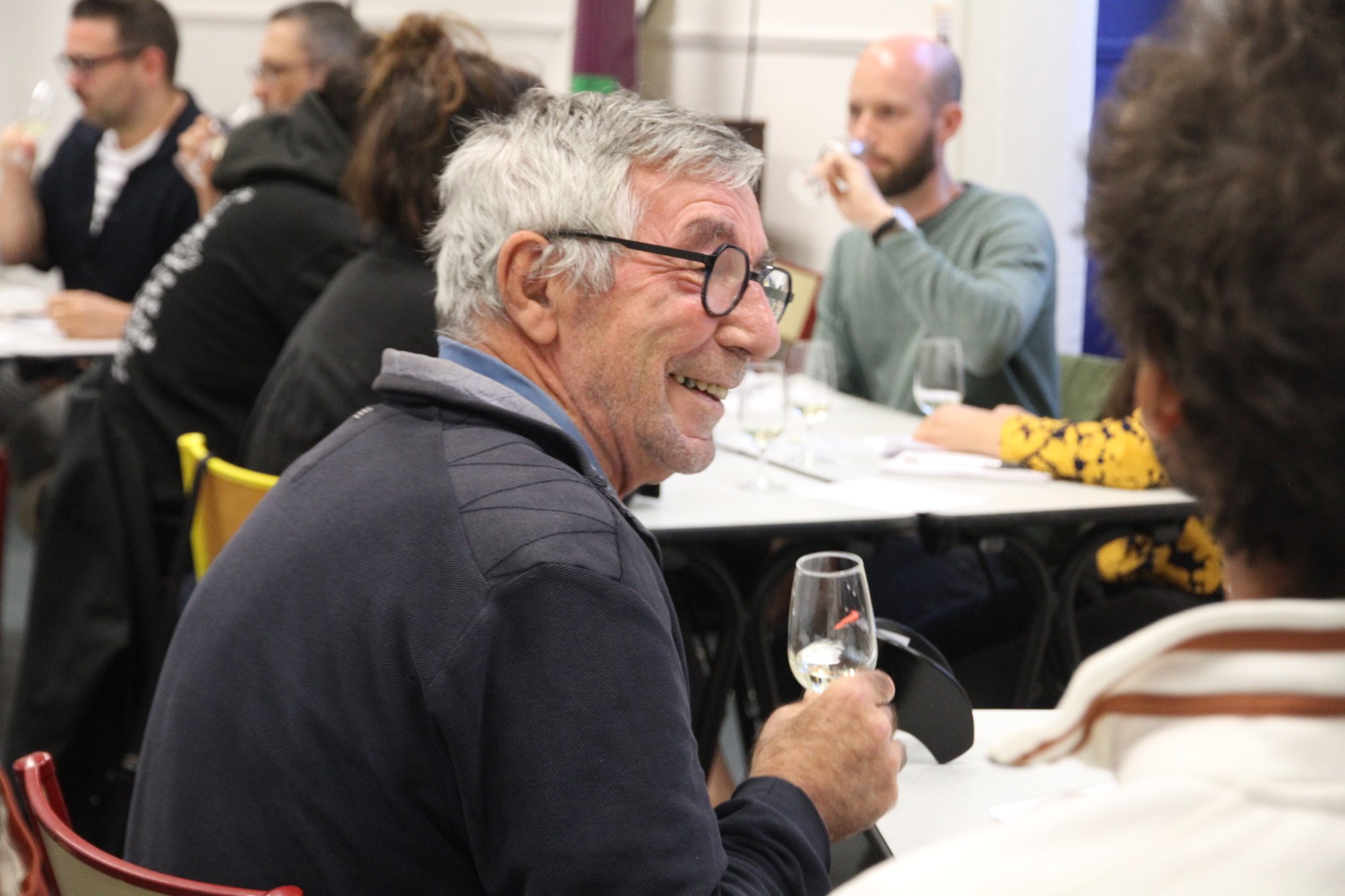 Sourires autour de la table pendant la dégustation Nouvelle-Zélande