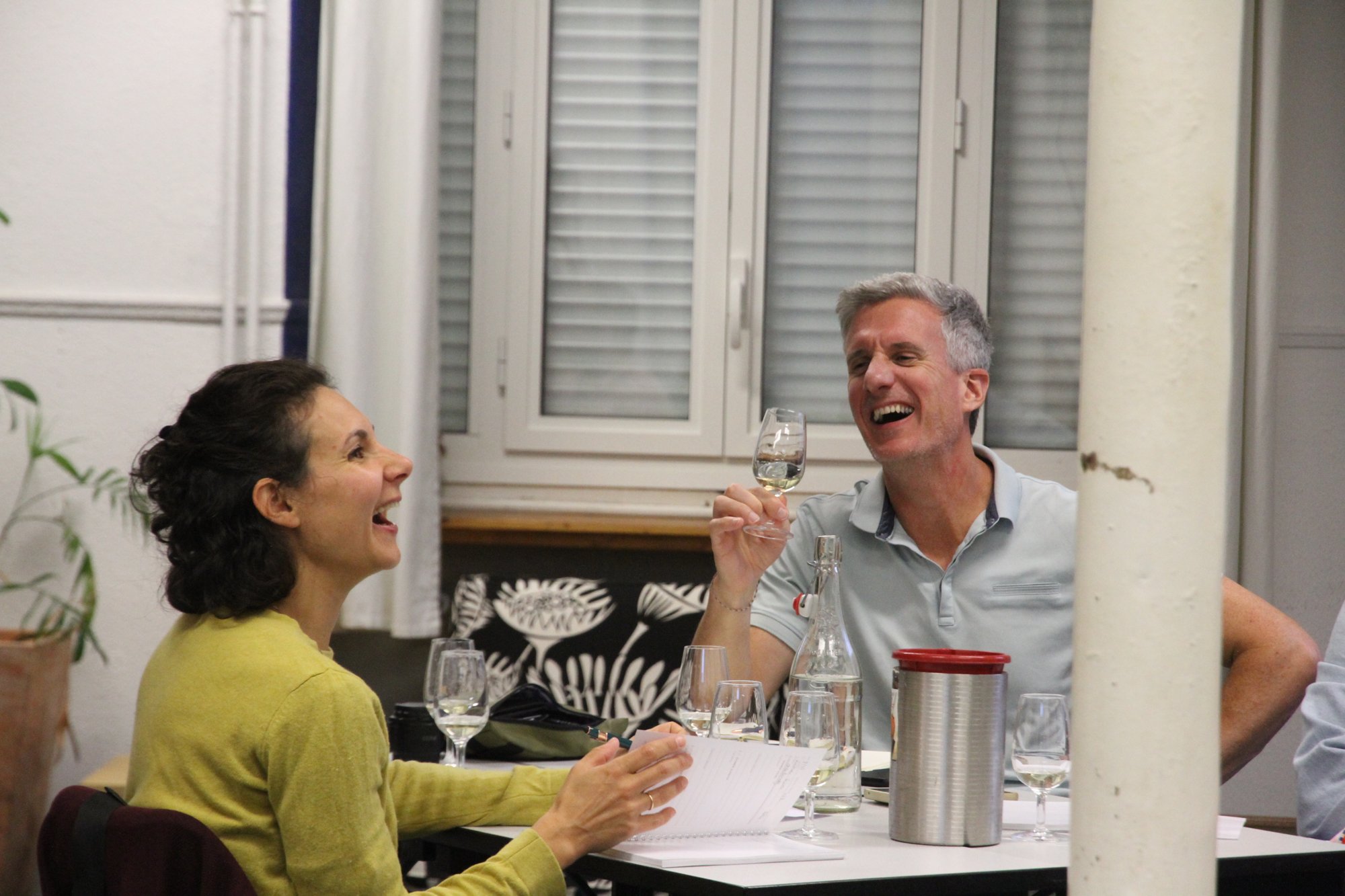 Éclat de rire entre deux verres lors de la dégustation du club Red Red Wine