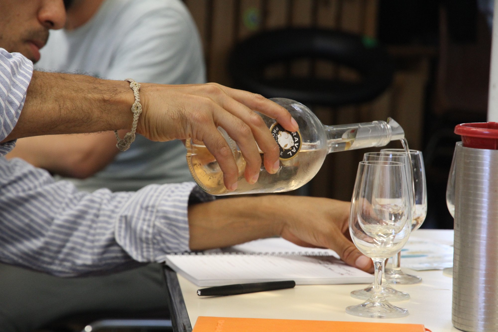 Service du vin pendant la dégustation vins de célébrités à Bègles