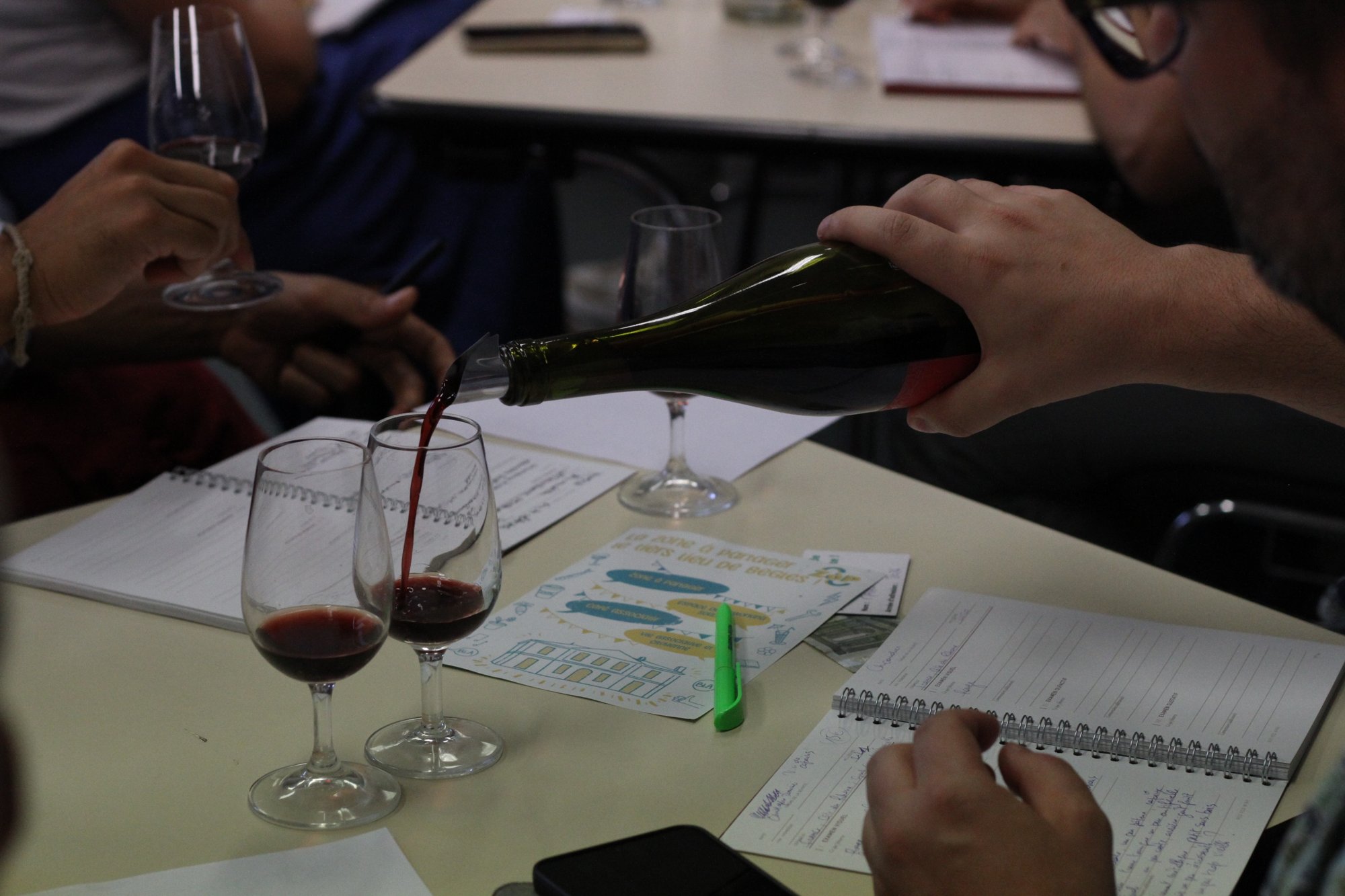 Service d'un vin rouge pendant la dégustation vins de célébrités