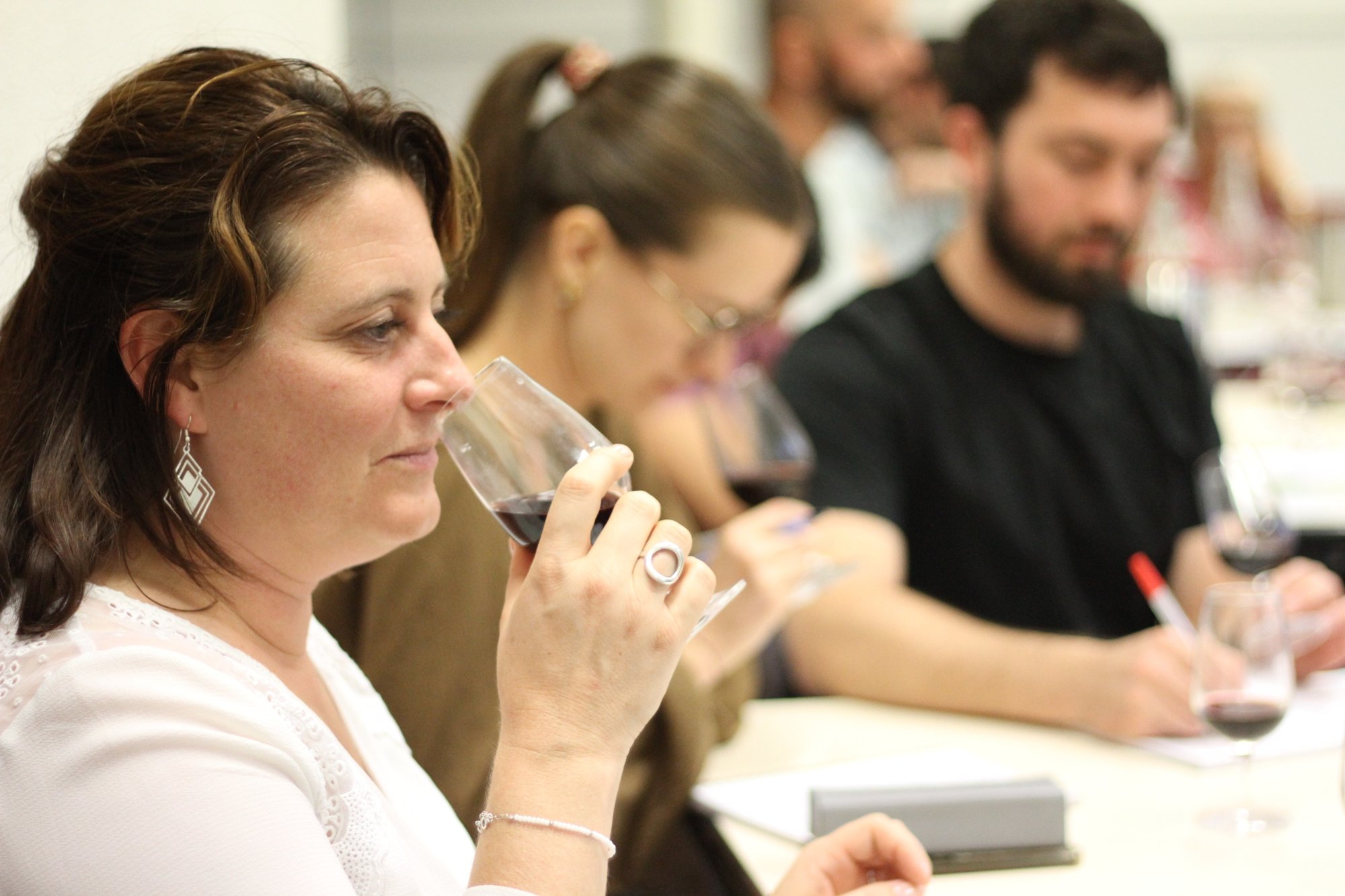 Dégustation d'un vin rouge par une abonnée du club Red Red Wine