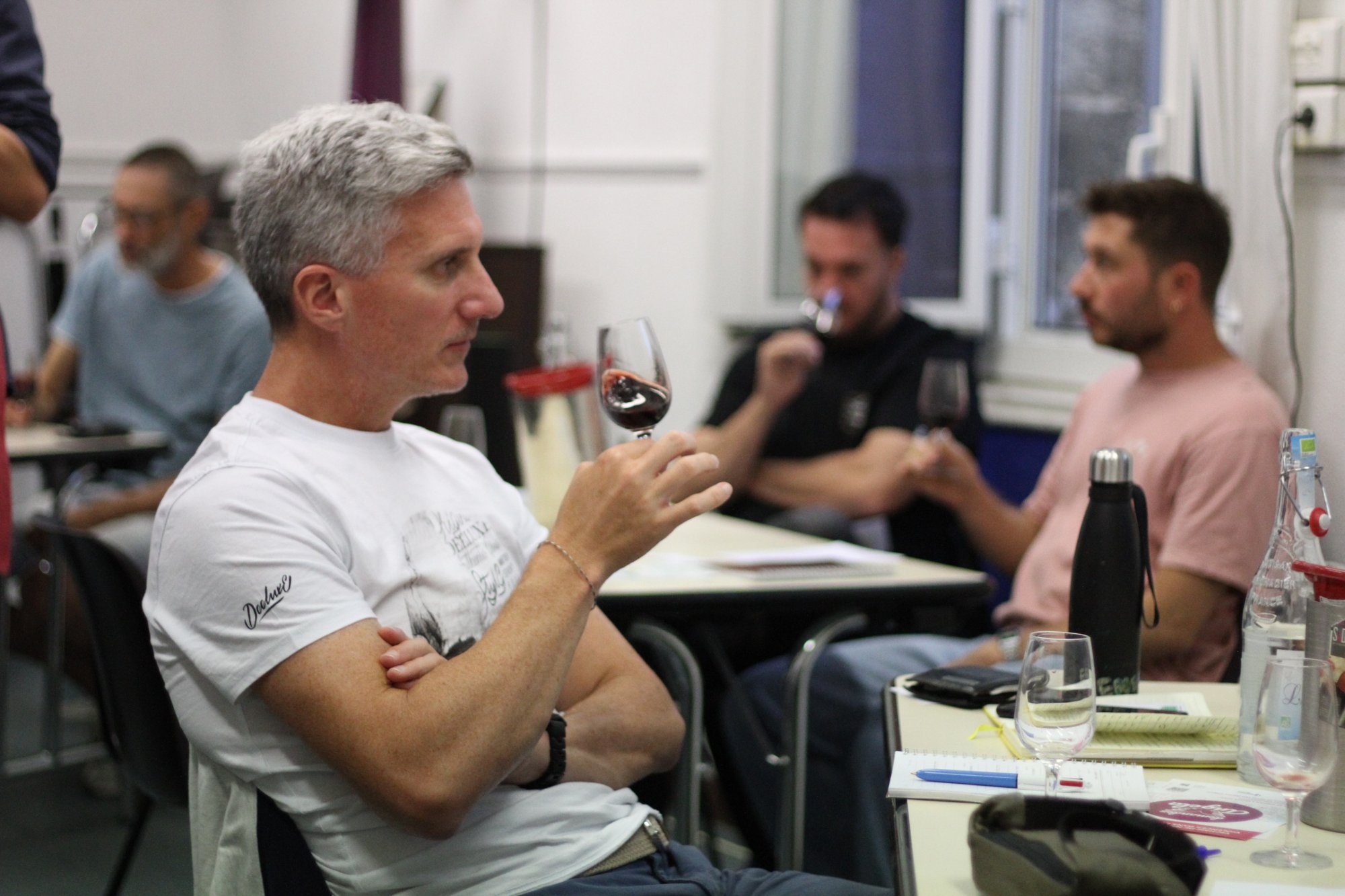 Abonnés du club Red Red Wine en discussion autour des vins de célébrités